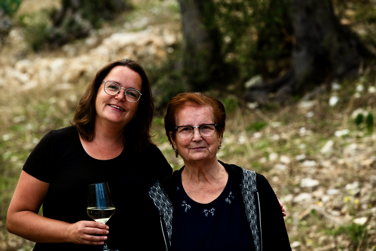 Barbara samen met nonna Michelina in de boomgaard
